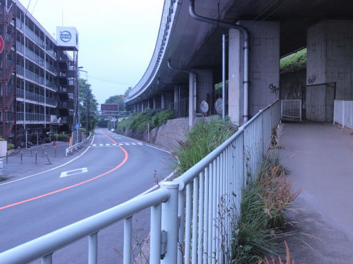 中央道直下の歩道
