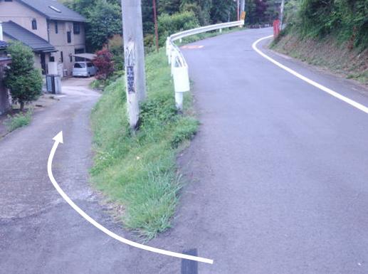 左に細い道